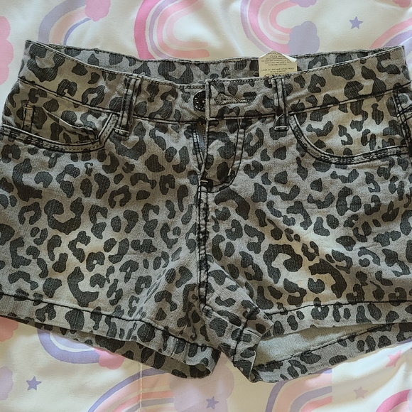 Leopard Print Jean Shorts Size 2 - Picture 1 of 3